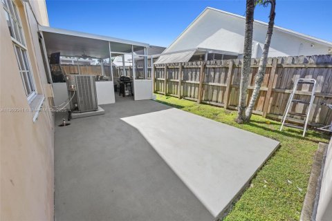 House in Miami, Florida 3 bedrooms, 146.23 sq.m. № 1952636 - photo 30