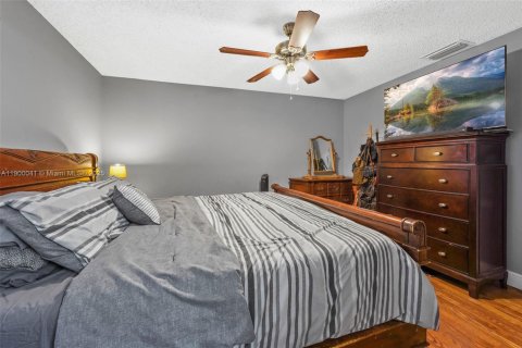 House in Miami, Florida 3 bedrooms, 146.23 sq.m. № 1952636 - photo 22