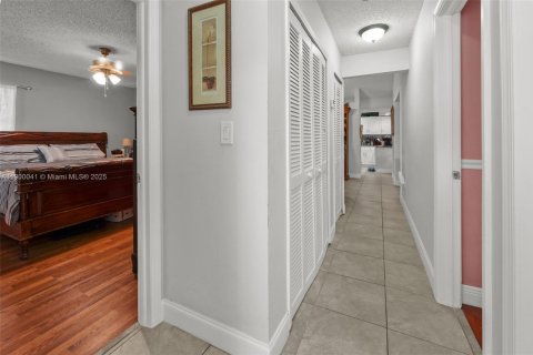 House in Miami, Florida 3 bedrooms, 146.23 sq.m. № 1952636 - photo 19