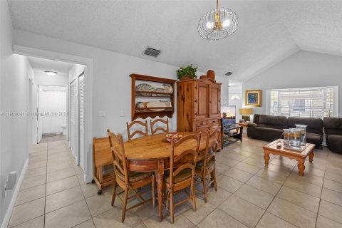 House in Miami, Florida 3 bedrooms, 146.23 sq.m. № 1952636 - photo 12