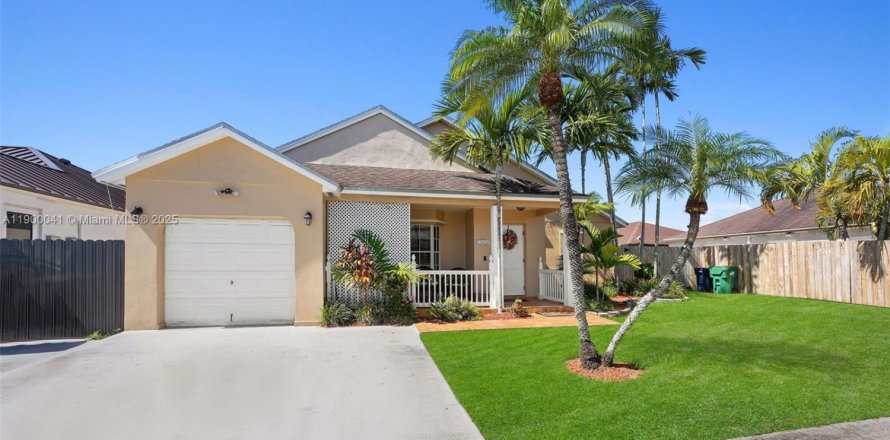 House in Miami, Florida 3 bedrooms, 146.23 sq.m. № 1952636