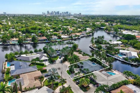 House in Wilton Manors, Florida 3 bedrooms, 184.69 sq.m. № 1895860 - photo 3