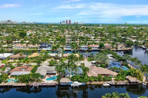 House in Wilton Manors, Florida 3 bedrooms, 184.69 sq.m. № 1895860 - photo 1