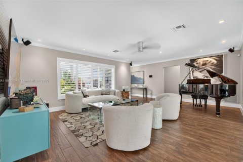 House in Wilton Manors, Florida 3 bedrooms, 184.69 sq.m. № 1895860 - photo 8
