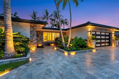 House in Wilton Manors, Florida 3 bedrooms, 184.69 sq.m. № 1895860 - photo 5