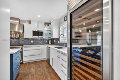 House in Wilton Manors, Florida 3 bedrooms, 184.69 sq.m. № 1895860 - photo 21