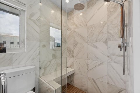 House in Wilton Manors, Florida 3 bedrooms, 184.69 sq.m. № 1895860 - photo 29
