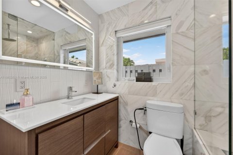 House in Wilton Manors, Florida 3 bedrooms, 184.69 sq.m. № 1895860 - photo 28