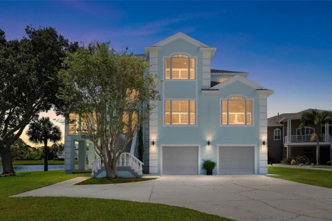 Casa en Tarpon Springs, Florida 3 dormitorios, 310.67 m2 № 2354454