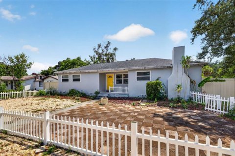 House in Saint Petersburg, Florida 3 bedrooms, 147.53 sq.m. № 2275422