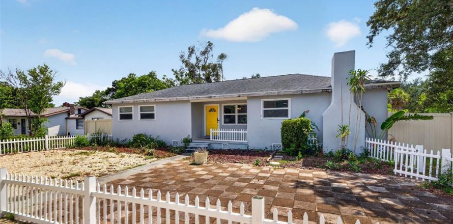 Villa ou maison à Saint Petersburg, Floride 3 chambres, 147.53 m2 № 2275422