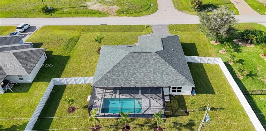 House in Cape Coral, Florida 4 bedrooms, 197.6 sq.m. № 1844118