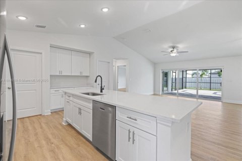 House in Cape Coral, Florida 4 bedrooms, 197.6 sq.m. № 1844118 - photo 6