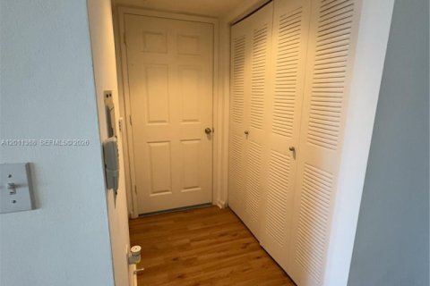 Condo in Hollywood, Florida, 1 bedroom № 2075178 - photo 9