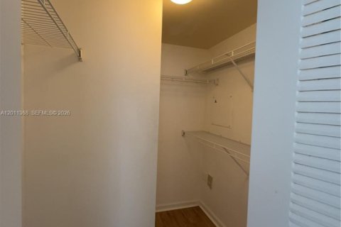 Condo in Hollywood, Florida, 1 bedroom № 2075178 - photo 6
