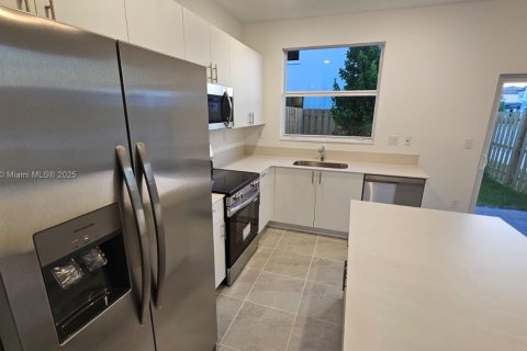 Adosado en alquiler en Homestead, Florida, 3 dormitorios № 2039814 - foto 9