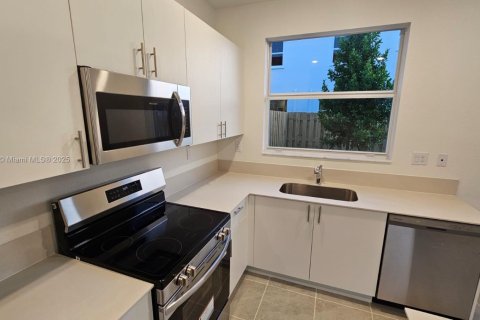 Adosado en alquiler en Homestead, Florida, 3 dormitorios № 2039814 - foto 10