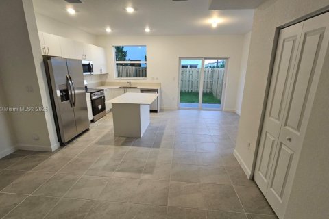 Adosado en alquiler en Homestead, Florida, 3 dormitorios № 2039814 - foto 12