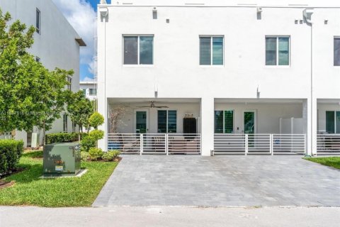 Copropriété à vendre à Doral, Floride: 3 chambres, 122.17 m2 № 1832291 - photo 1