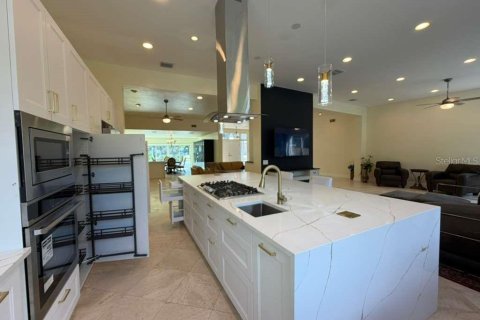 House in Longwood, Florida 4 bedrooms, 364.55 sq.m. № 2148834 - photo 8