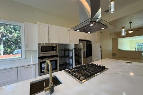House in Longwood, Florida 4 bedrooms, 364.55 sq.m. № 2148834 - photo 4