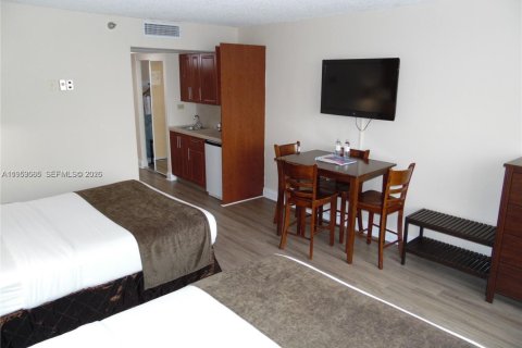 Купить кондоминиум в Санни-Айлс-Бич, Флорида 33.44м2, № 2022202 - фото 3