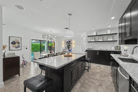 House in Miami, Florida 4 bedrooms, 214.6 sq.m. № 2075321 - photo 13
