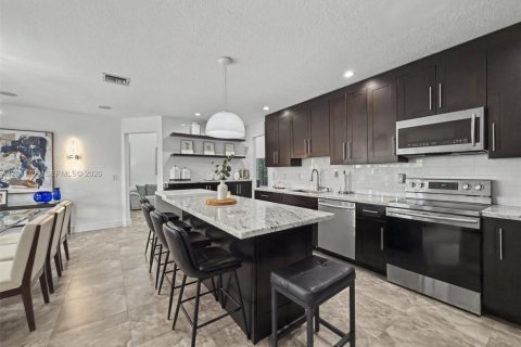 House in Miami, Florida 4 bedrooms, 214.6 sq.m. № 2075321 - photo 19
