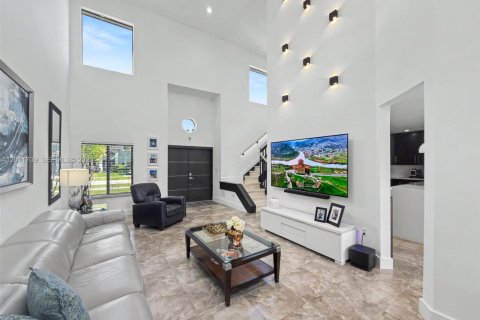 House in Miami, Florida 4 bedrooms, 214.6 sq.m. № 2075321 - photo 9