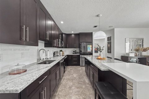 House in Miami, Florida 4 bedrooms, 214.6 sq.m. № 2075321 - photo 18