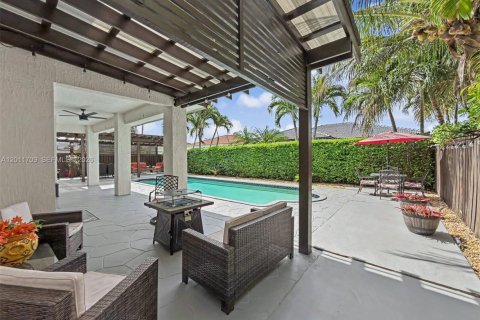 House in Miami, Florida 4 bedrooms, 214.6 sq.m. № 2075321 - photo 25