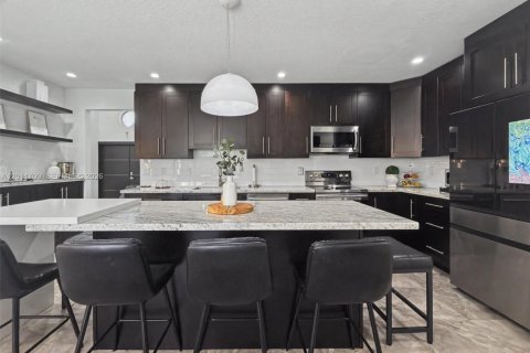 House in Miami, Florida 4 bedrooms, 214.6 sq.m. № 2075321 - photo 14