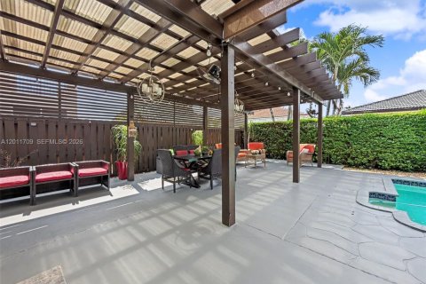 House in Miami, Florida 4 bedrooms, 214.6 sq.m. № 2075321 - photo 29