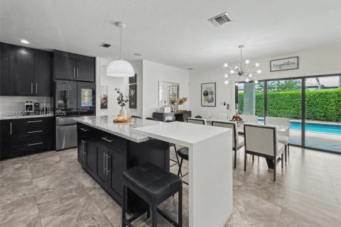 House in Miami, Florida 4 bedrooms, 214.6 sq.m. № 2075321 - photo 16