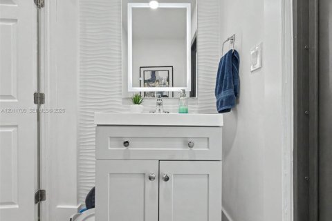 House in Miami, Florida 4 bedrooms, 214.6 sq.m. № 2075321 - photo 28