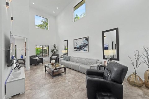 House in Miami, Florida 4 bedrooms, 214.6 sq.m. № 2075321 - photo 8