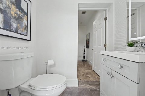 House in Miami, Florida 4 bedrooms, 214.6 sq.m. № 2075321 - photo 30
