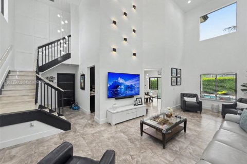 House in Miami, Florida 4 bedrooms, 214.6 sq.m. № 2075321 - photo 11