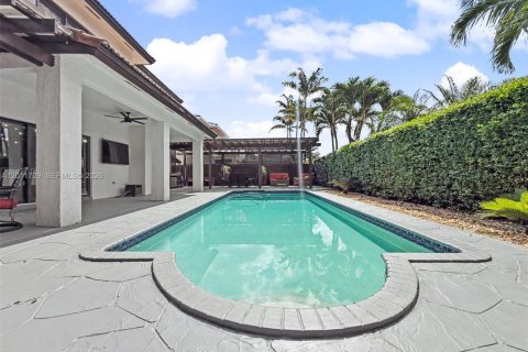 House in Miami, Florida 4 bedrooms, 214.6 sq.m. № 2075321 - photo 24