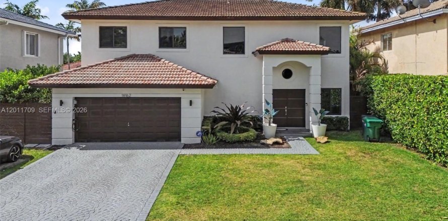 House in Miami, Florida 4 bedrooms, 214.6 sq.m. № 2075321