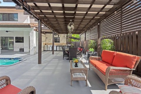 House in Miami, Florida 4 bedrooms, 214.6 sq.m. № 2075321 - photo 27