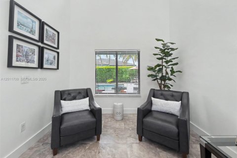House in Miami, Florida 4 bedrooms, 214.6 sq.m. № 2075321 - photo 12