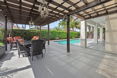 House in Miami, Florida 4 bedrooms, 214.6 sq.m. № 2075321 - photo 26