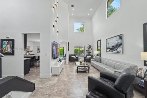 House in Miami, Florida 4 bedrooms, 214.6 sq.m. № 2075321 - photo 7