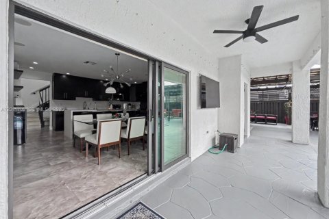 House in Miami, Florida 4 bedrooms, 214.6 sq.m. № 2075321 - photo 21