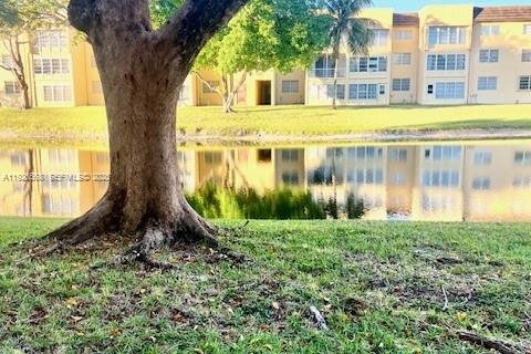 Condo in Tamarac, Florida, 2 bedrooms № 2055414 - photo 24