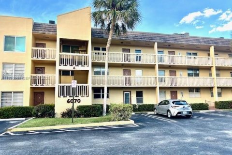 Condo in Tamarac, Florida, 2 bedrooms № 2055414 - photo 1