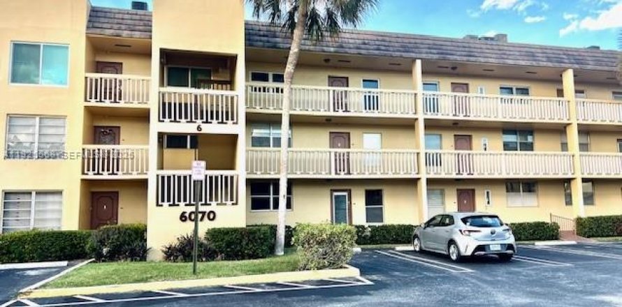 Condo in Tamarac, Florida, 2 bedrooms № 2055414