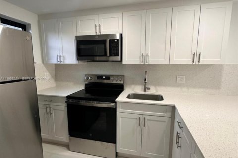 Touwnhouse à louer à Miami, Floride: 2 chambres, 92.9 m2 № 2051558 - photo 2