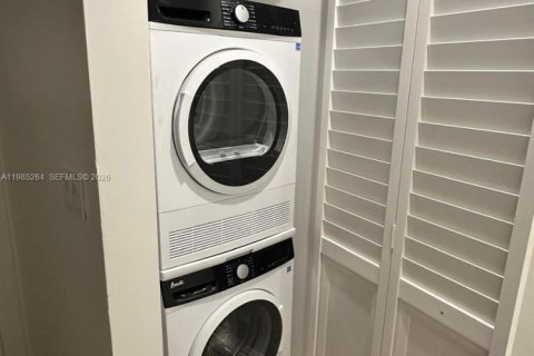 Touwnhouse à louer à Miami, Floride: 2 chambres, 92.9 m2 № 2051558 - photo 5